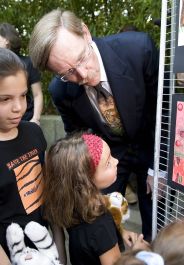 Children show their save the tiger posters to World Bank President Robert Zoellick